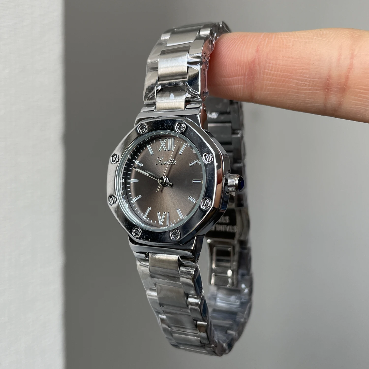 ساعة فضية فاخرة جديدة لعام 2026، ساعة عالية الجودة، إكسسوارات هدايا نسائية عصرية وأنيقة عالية الجودة من الفولاذ المقاوم للصدأ