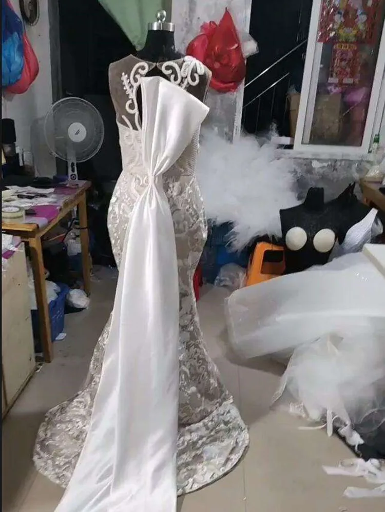 Vestido De novia con apliques De cuentas y cuello redondo modesto personalizado, vestido De novia De estilo Vintage con tren desmontable