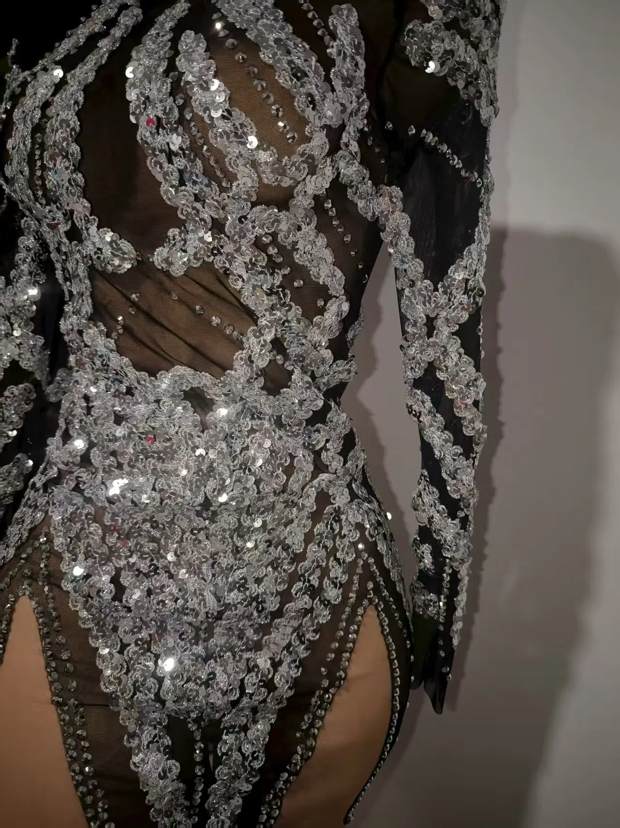 Yinsen ملابس ليلية مطرزة للنساء فستان النادي شبكي مثير فاخر من حجر الراين تنورة قصيرة زي أداء المضيف للحفلات