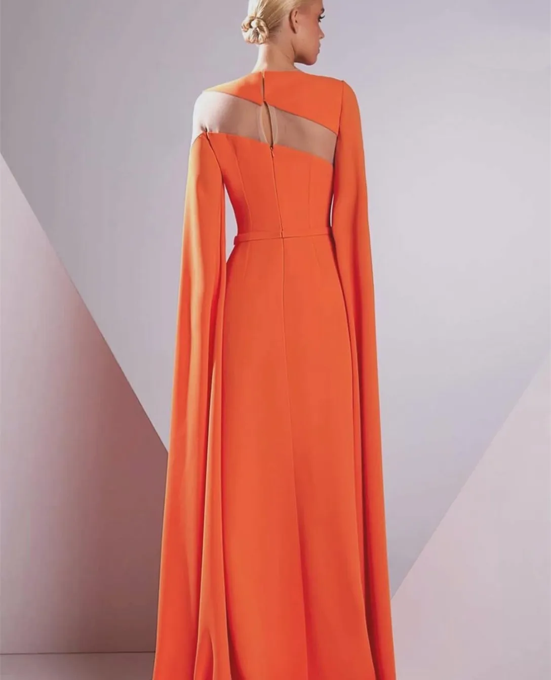 Op maat gemaakte lange crêpe-avondjurken met split/cape zeemeermin geplooid فسات Bravo • vloerlengte galajurk voor dames