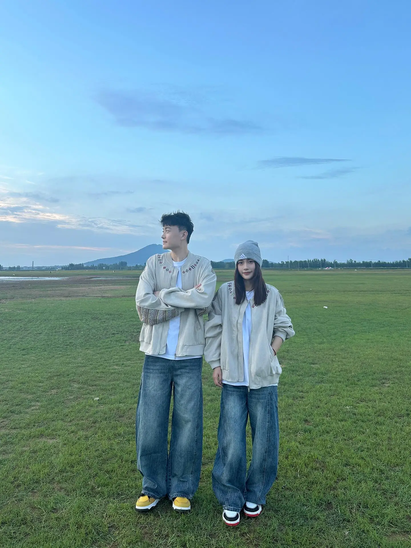 

Новая американская ретро-куртка-бомбер 2025 года на молнии с вышивкой, свободная верхняя одежда из вельвета с простой буквенной вышивкой