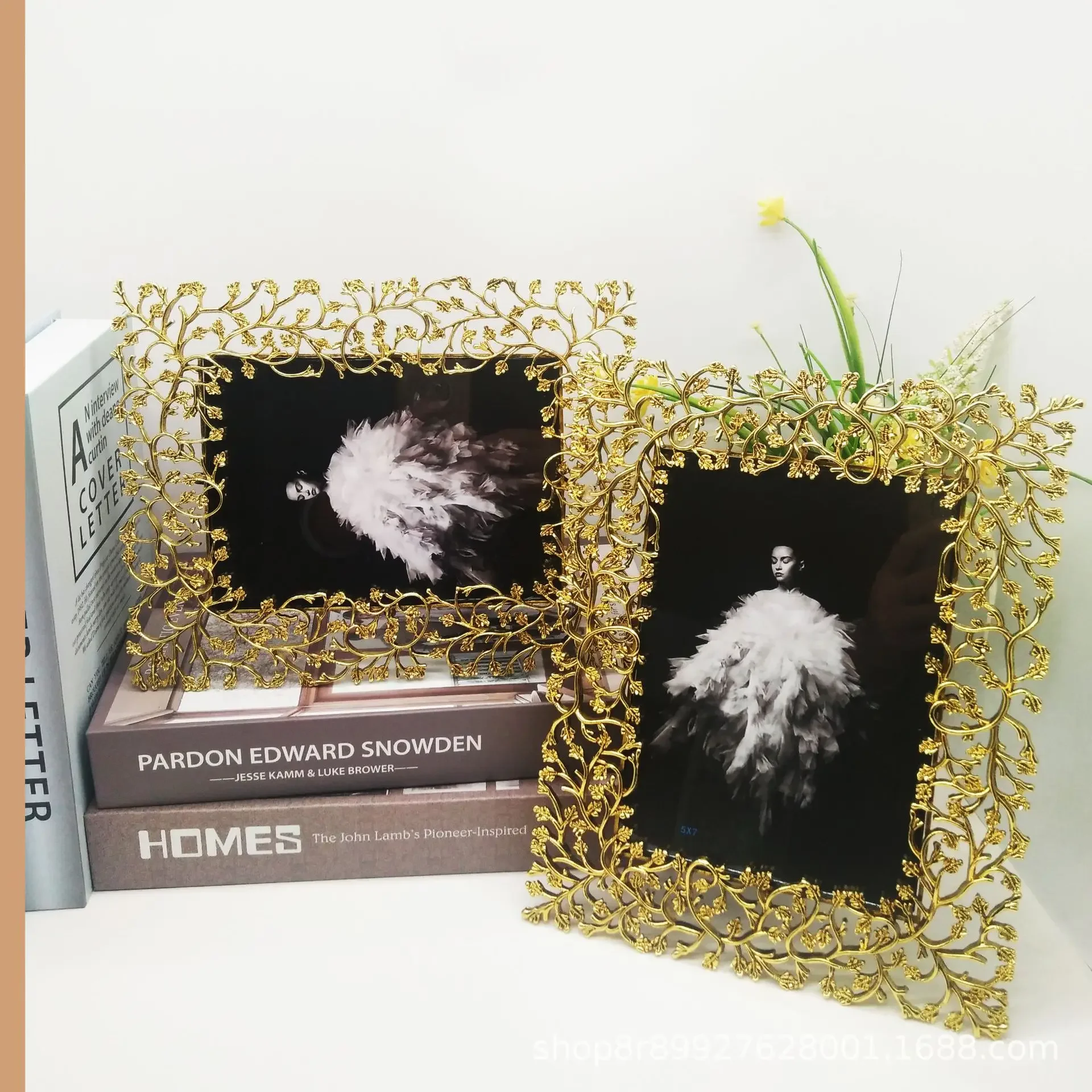 Manufacturer Source Metal Fashion European Retro Metal Photo Frame Lightweight and High Hardness Family Ornament Decoration