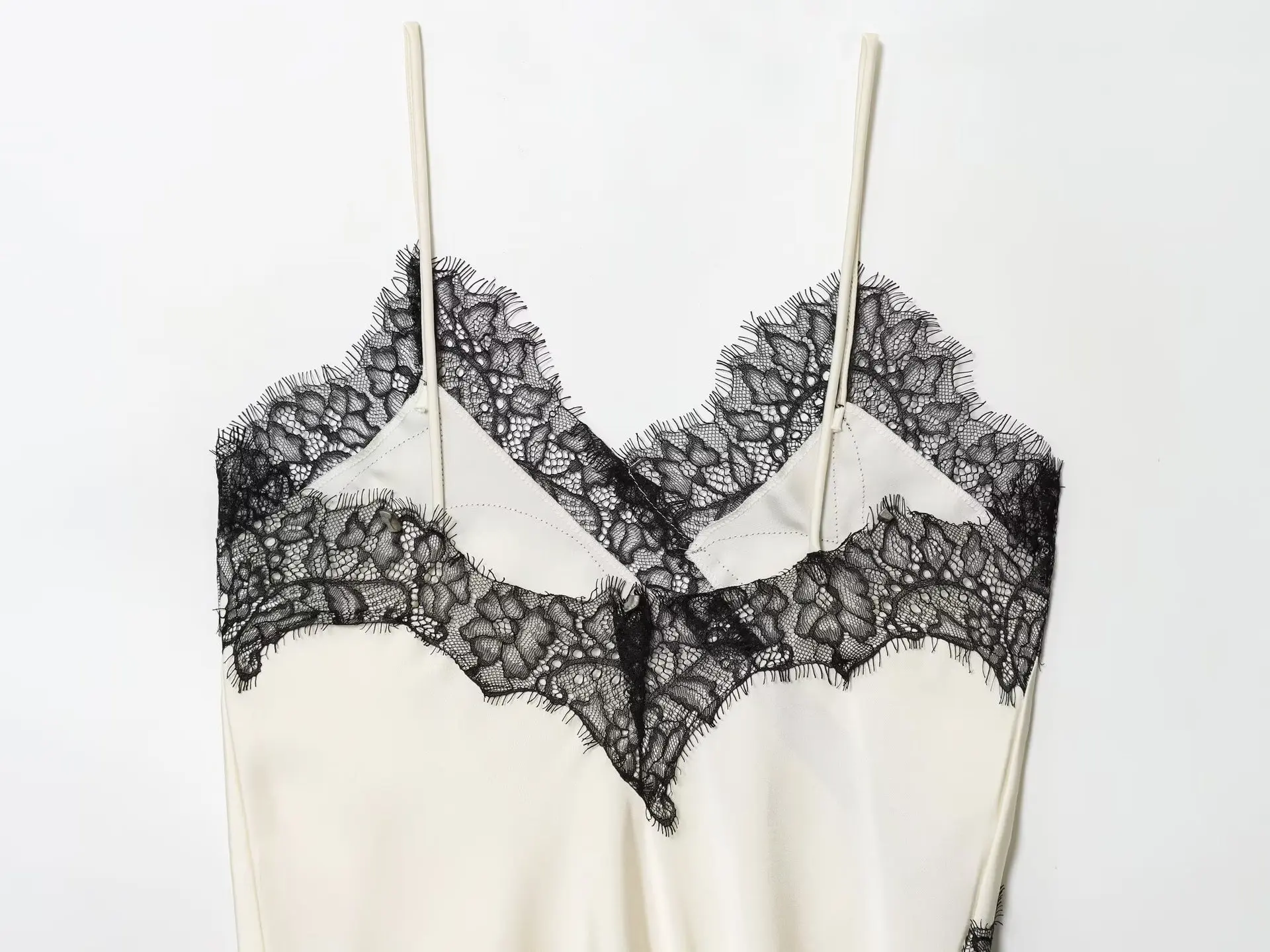 HH Damen Elegantes Spitzen-Camisole-Top mit Spaghettiträgern, Spitzenbesatz, V-Ausschnitt und unregelmäßigem Saum – Sommer 2026 für Hochzeiten und Partys – Detail 8
