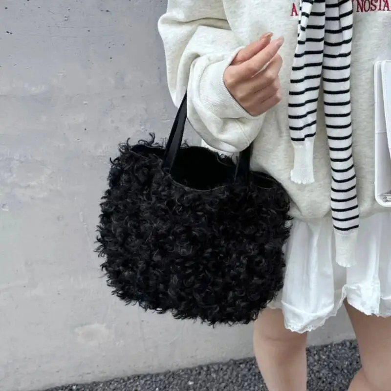 デザインファッションエレガントふわふわトップハンドルバッグソリッドオールマッチY2k美的財布とハンドバッグ女性クラッチ日本製