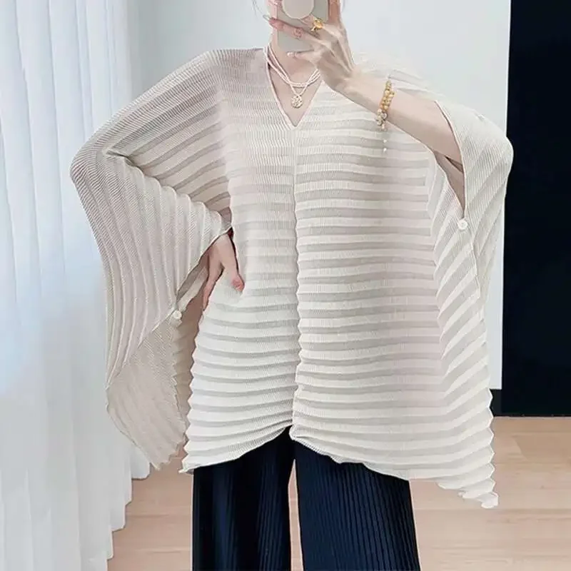 

Модный дизайн, шикарный стиль, универсальные топы Miyake, новинка 2025, плиссированная свободная футболка, женская свободная футболка с v-образным вырезом и длинными рукавами «летучая мышь»