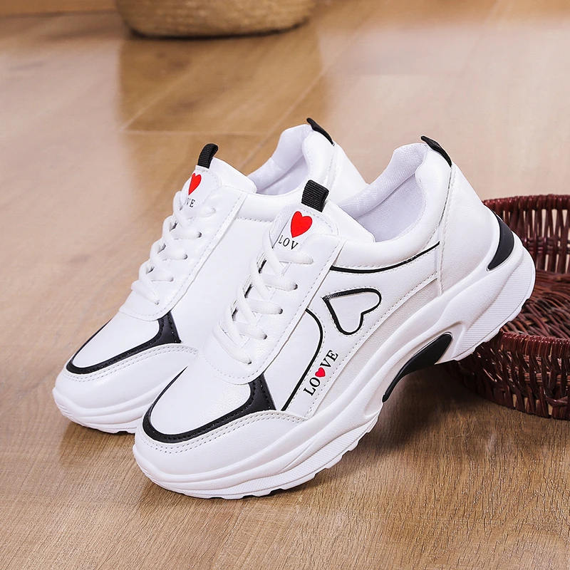 Scarpe da papà alla moda con punta tonda Nuove scarpe bianche da studente con suola spessa primaverile, scarpe sportive e casual comode/resistenti all'usura
