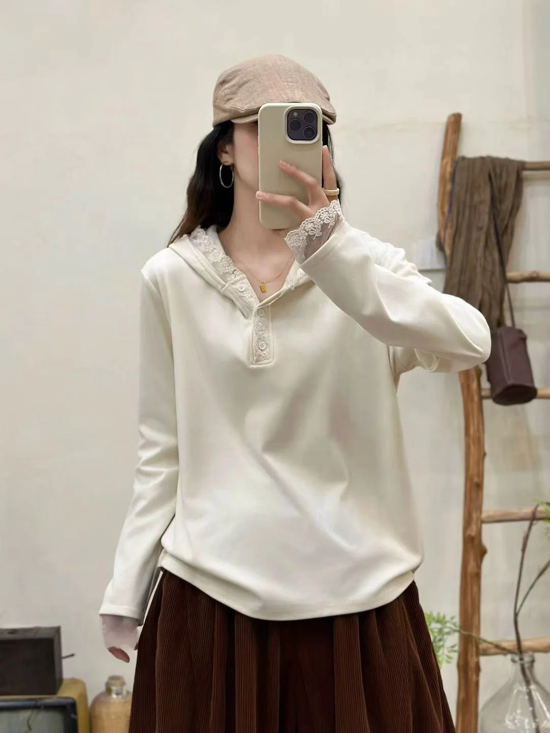 قميص نسائي جديد للخريف والشتاء من المخمل الألماني مع تطريز دانتيل وقبعة، لون واحد، أكمام طويلة، قميص أساسي كاجوال