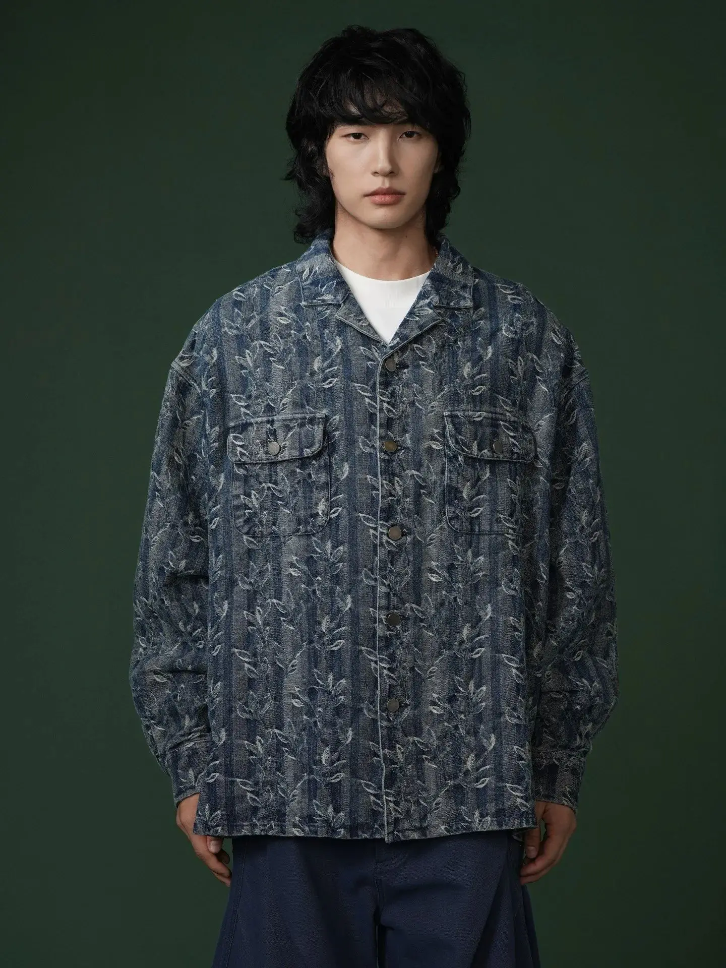 

Новое поступление осени/зимы 2025: джинсовая куртка свободного кроя с жаккардовой вышивкой в американском стиле ретро в гонконгском стиле.