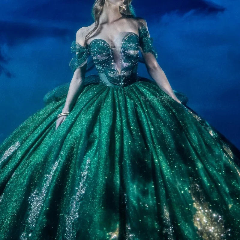 

Блестящие зеленые платья для квинсеаньеры с открытыми плечами, кристаллами, блестками, кружевом, многослойной аппликацией, длинным шлейфом, Vestido De 15 Quinceanera, на заказ