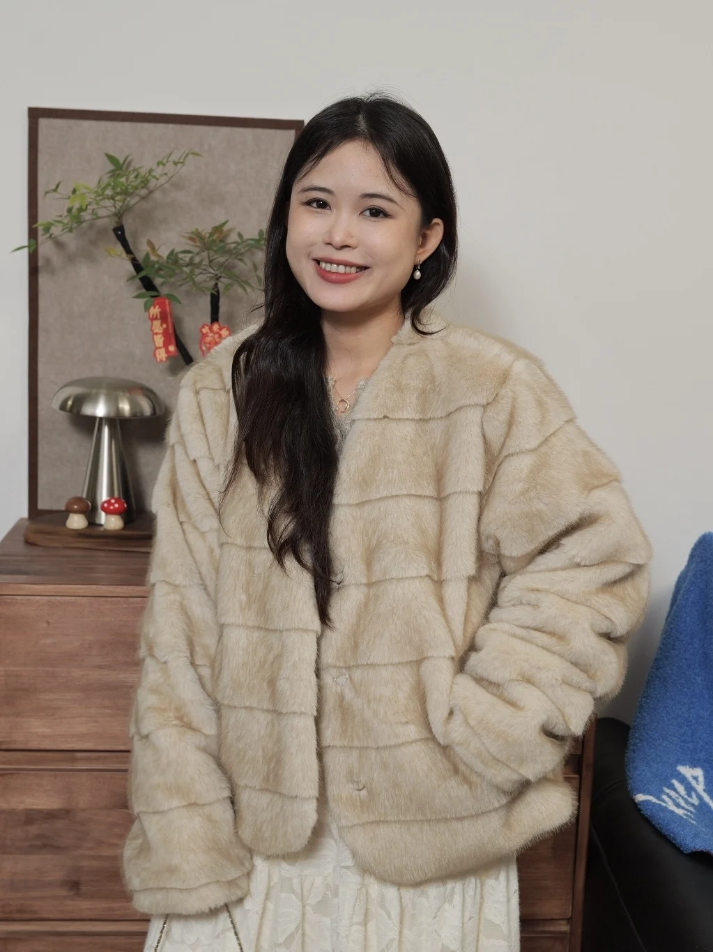 

Женское зимнее пальто Silent Home 2025: свободный крой, V-образный вырез, отделка из искусственного меха норки, пушистое, с длинными рукавами