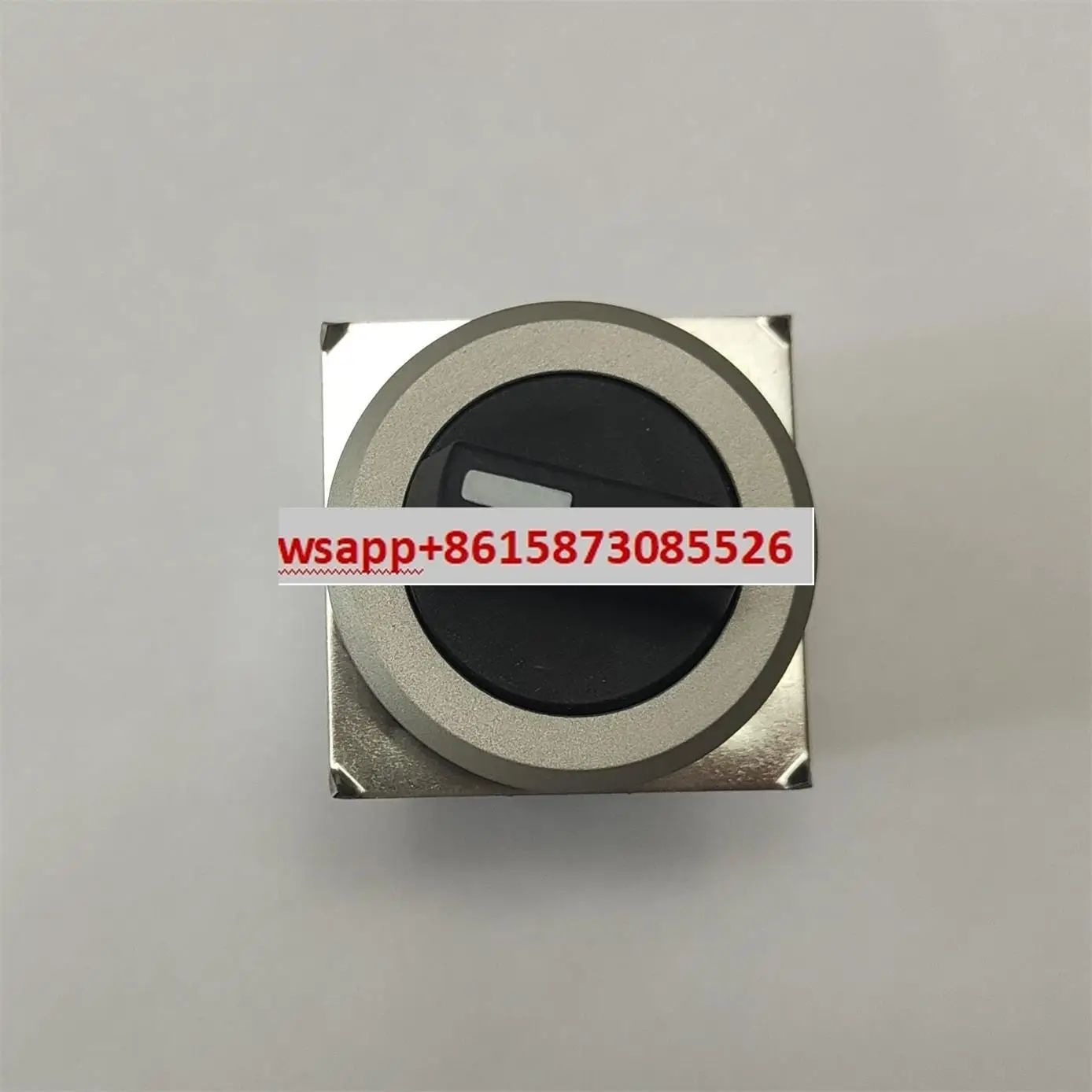 

704.403.018 Three position self-locking selection switch short lever short handle knob embedded flat installation