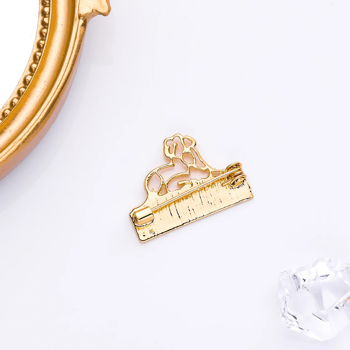 Harong Veterinarian Brooch Hollow Cat Dog Name Veterinary Medicine Lapel Lanyard Bag Badge VET Pins 1 Dollar Items Free Shipping