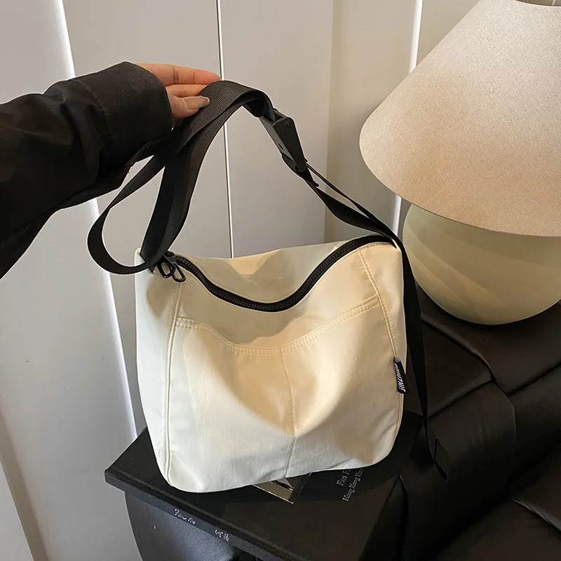Afbeelding 5: Universiteitsklasse pendeltas voor dames 2025 Nieuwe casual eenvoudige crossbody canvas tas Student boekentas Lichtgewicht stoffen tas
