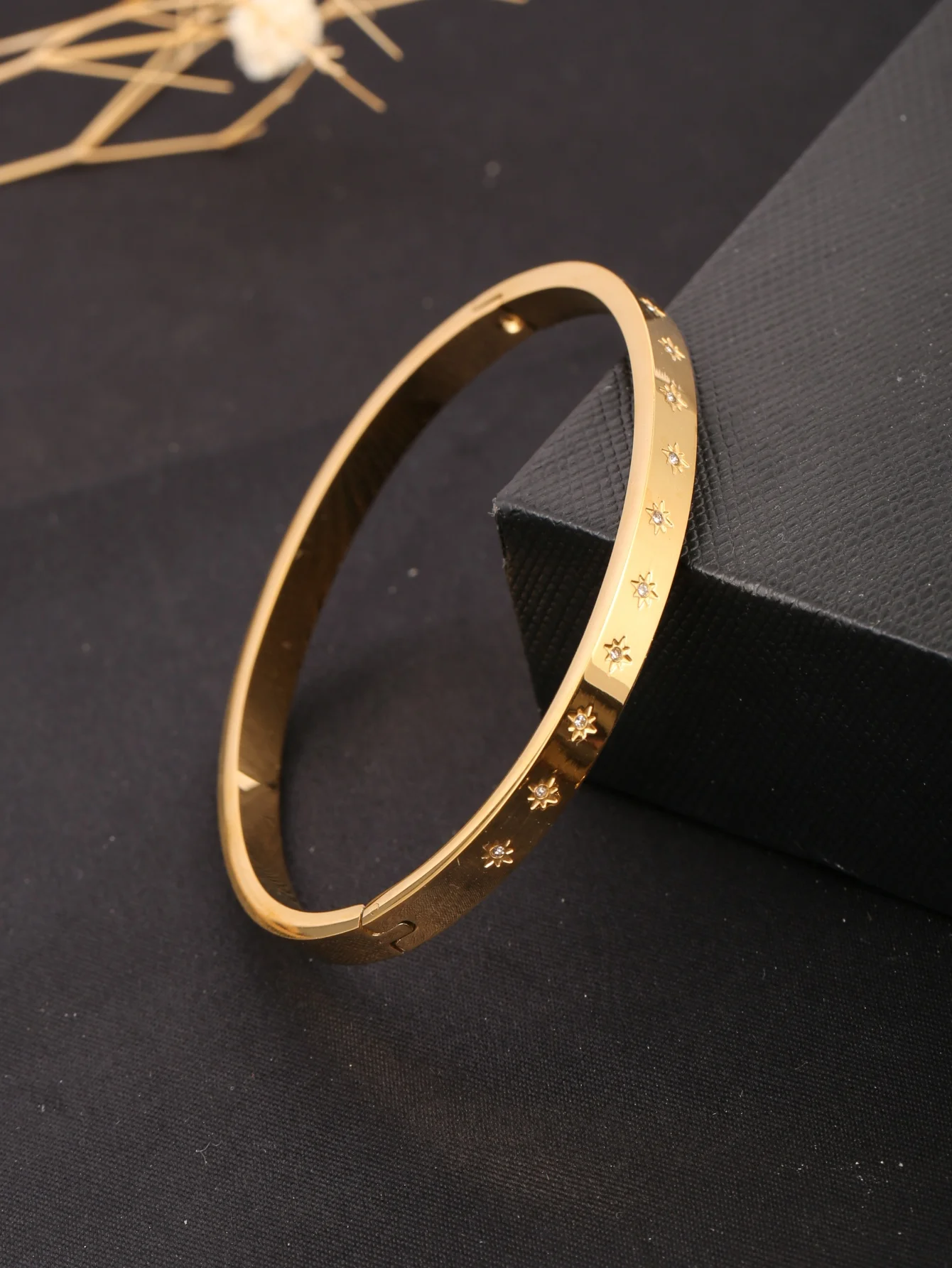 1 Piece of Stainless Steel 18K Gold-Tone High-End European and American Style Eight-Pointed Star Micro-Inlaid Zircon Clasp Open Bracelet, Exquisite and Versatile Trendy Fashion Bracelet for Women, Suitable for Daily Wear, Gift for Friends, Gift-Giving