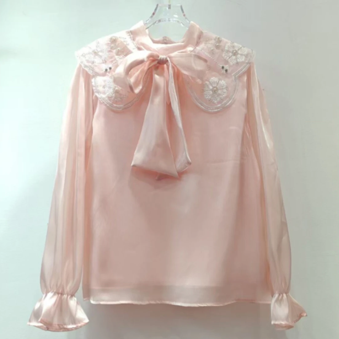 Francuska szykowna koszula z długim rękawem z kokardą Damska jesień 2024 Nowa jesienna moda Unikalna redukcja wieku Temperament Top