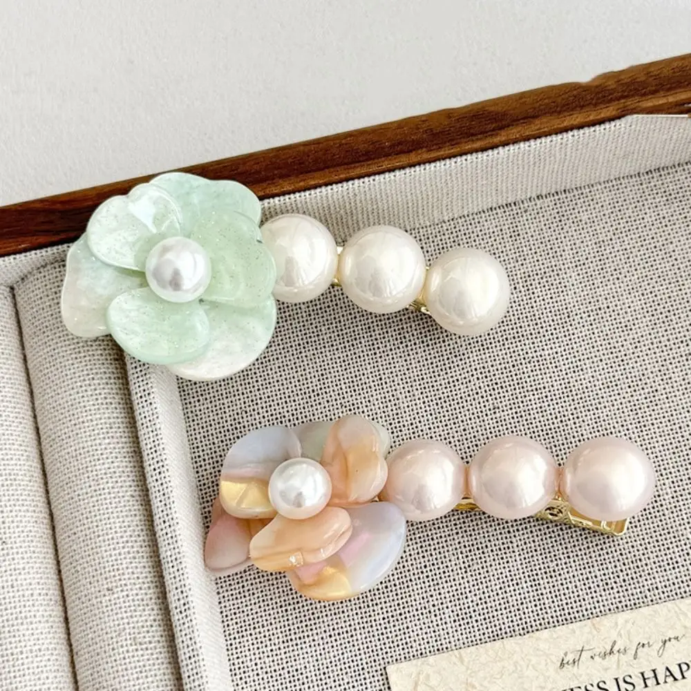 Clip laterale con perla di camelia in stile coreano adorabile Fermaglio per capelli con fiore in acetato dolce Elegante fermaglio a becco d'anatra per ragazze/signora