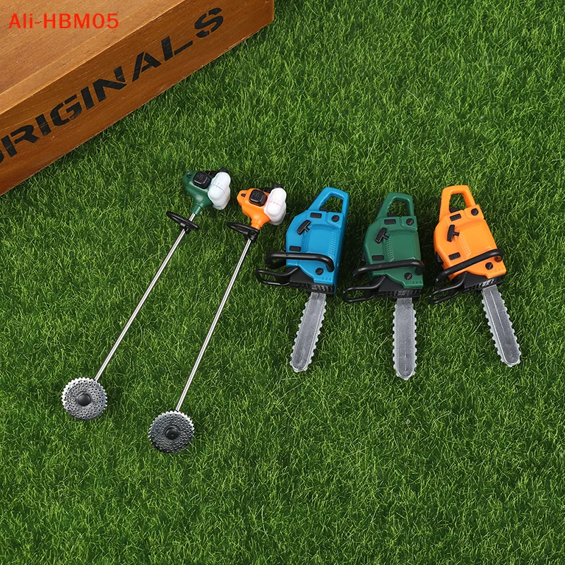 (HB05)1PC Simulation Repair Tool Saw 1:12 Doll House Miniature Chain Saw Lawn Mower Garden Decor Furniture Accessory Pretend Toy