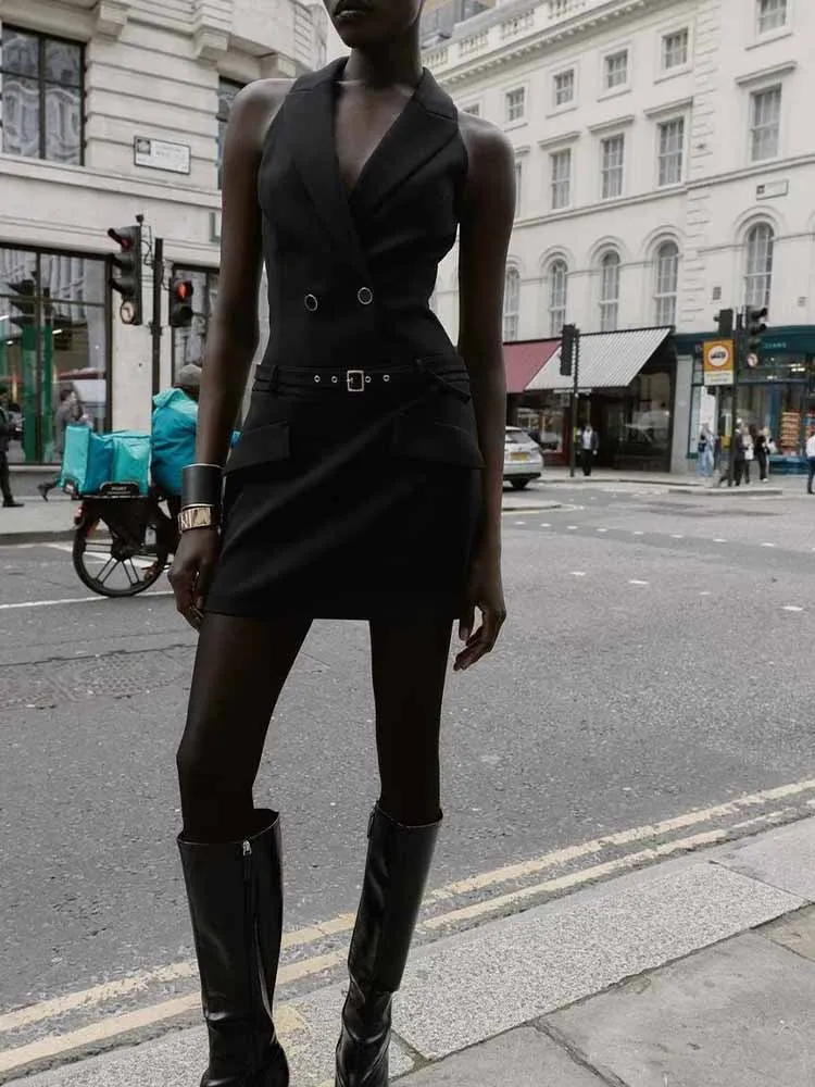 Europejski i amerykański styl, zimowy nowy trend w modzie, damska odzież, uniwersalna mini sukienka z efektem marynarki.