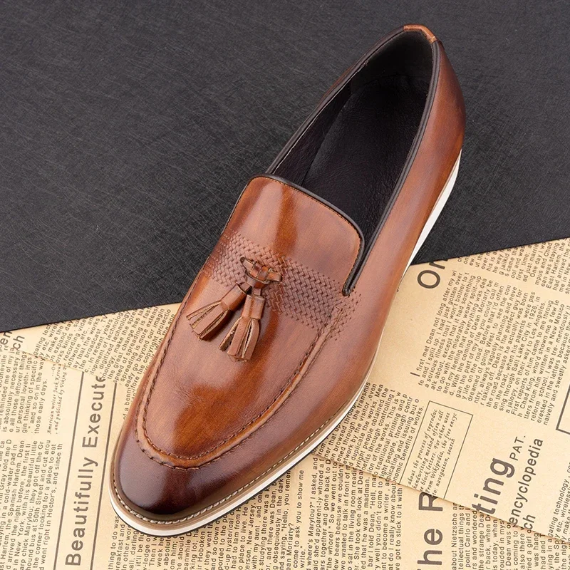 2023 Best-selling British Style Breathable Slip on Loafer Dress Leather Men Shoes Retro Tassel Mens Business Casual Shoe