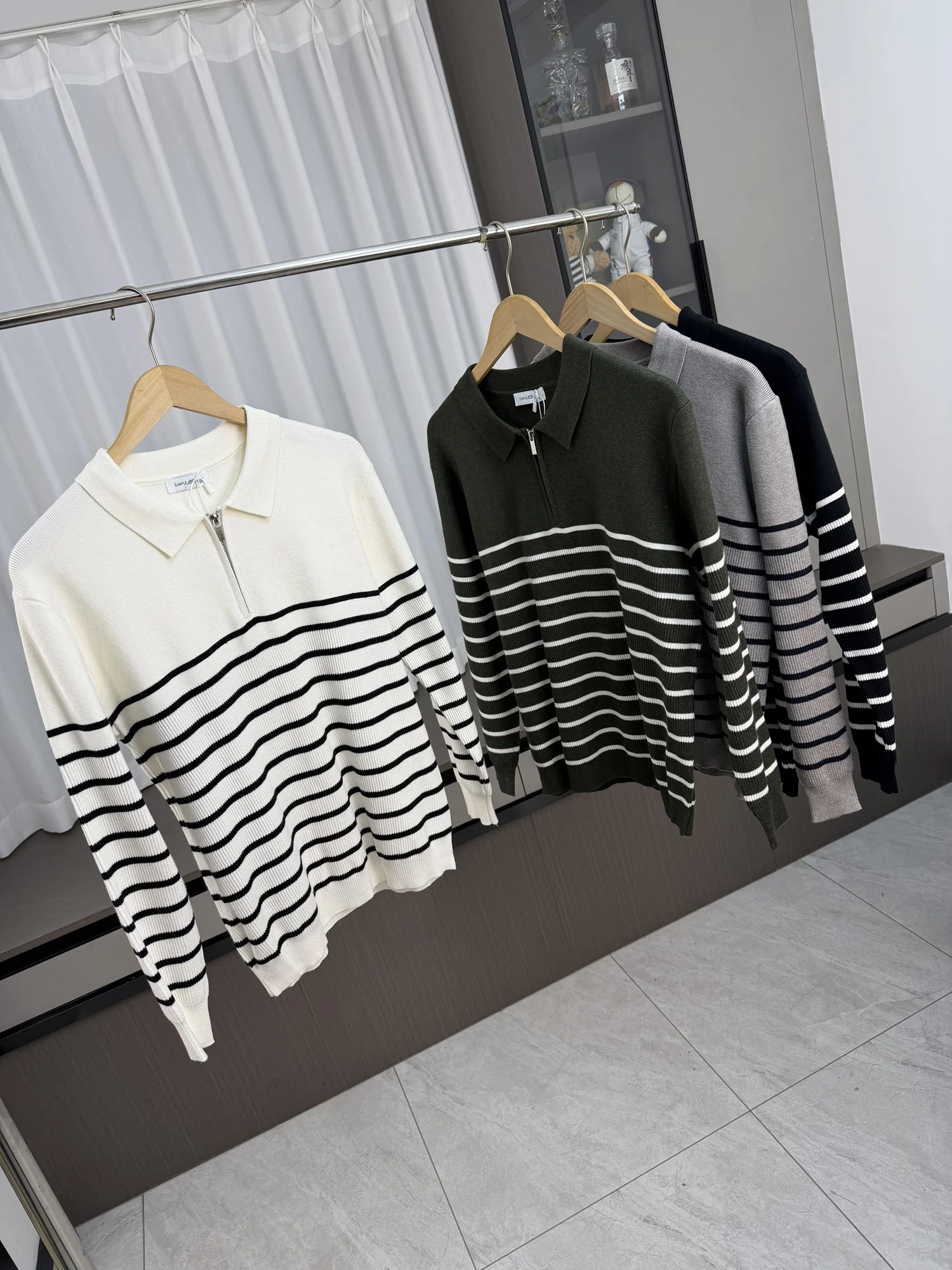 

Настоятельно рекомендуем! Цветные полосы! Мужской зимний легкий теплый повседневный вязаный свитер с отложным воротником