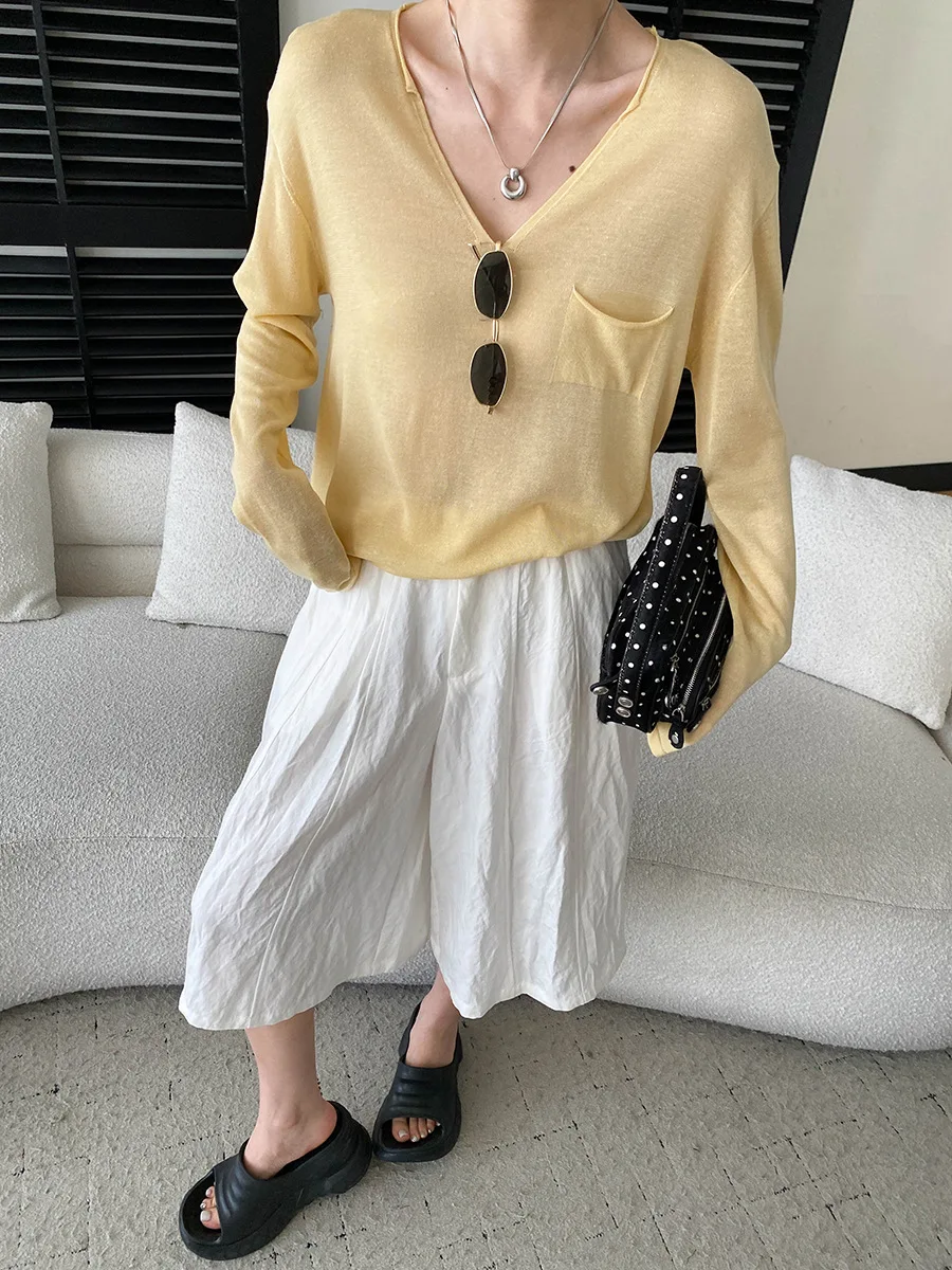 Sommerliche Damen-Freizeithose in einfarbigem Design mit lockerem Schnitt und hohem Bund und weitem Bein. – Detail 27
