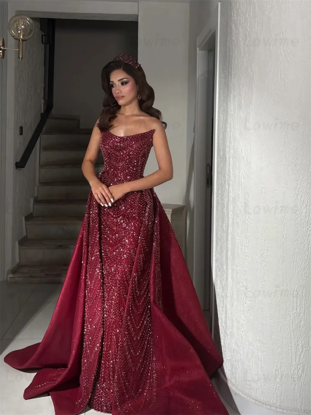 Exquisites Weinrotes Perlenbesetztes Abendkleid 2026 Maßgeschneidert mit Abnehmbarer Schleppe Partykleid für Hochzeitsgäste, Abschlussball, Gala, Lange Kleider