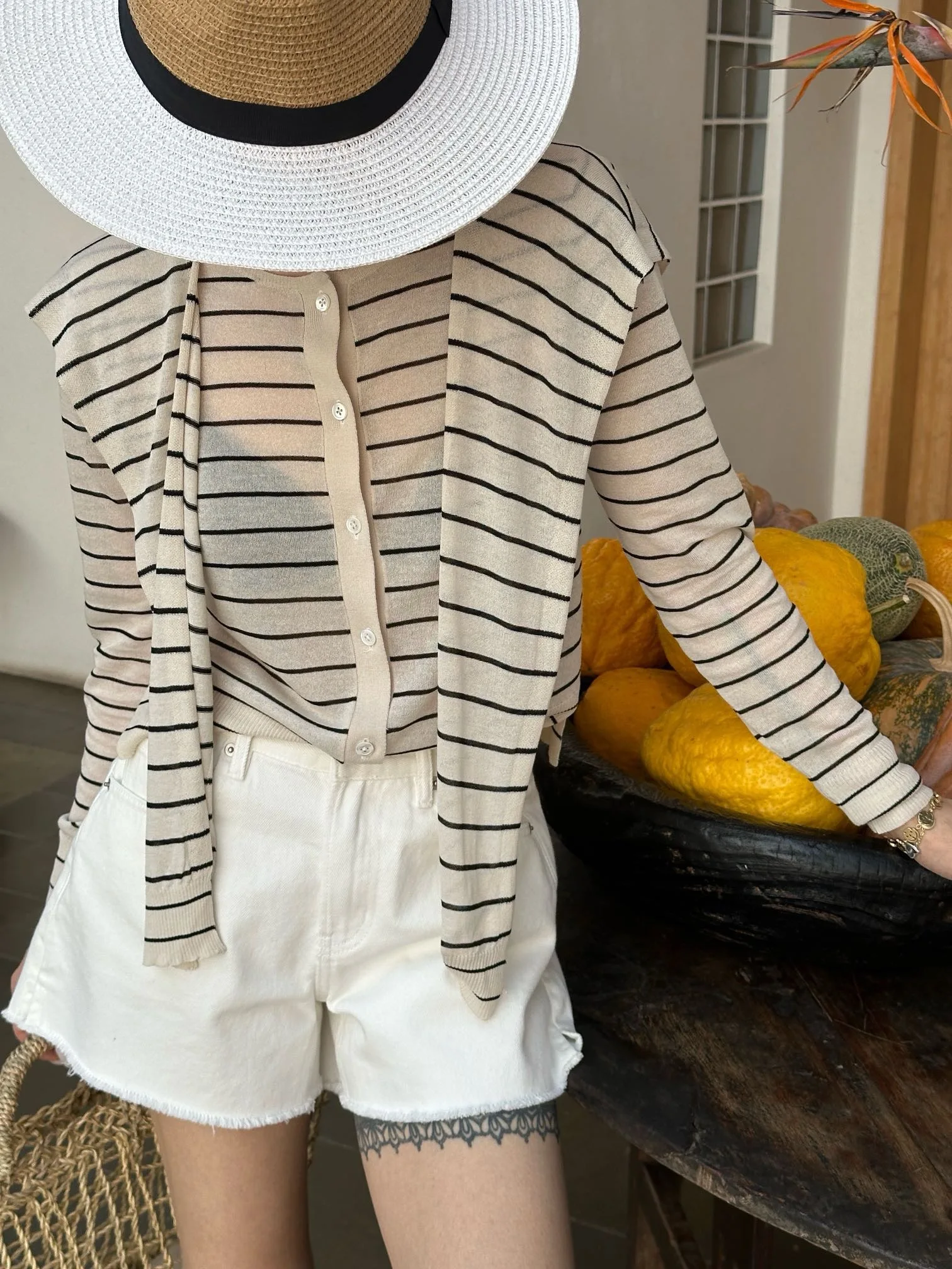 

Удобный комплект из двух предметов Monkey Studio Oxygen Feeling: топ с дизайнерскими вырезами на плечах, в полоску, из ультратонкого хлопка и льна, светлых оттенков