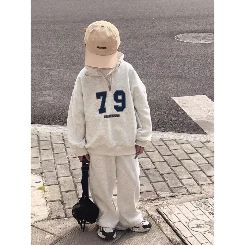 

Белый Серый Комплекты с воротником-стойкой и буквами для мальчиков, свободный повседневный хлопковый спортивный костюм, весенне-осенний детский модный топ + брюки, 2 предмета, От 1 до 5 лет