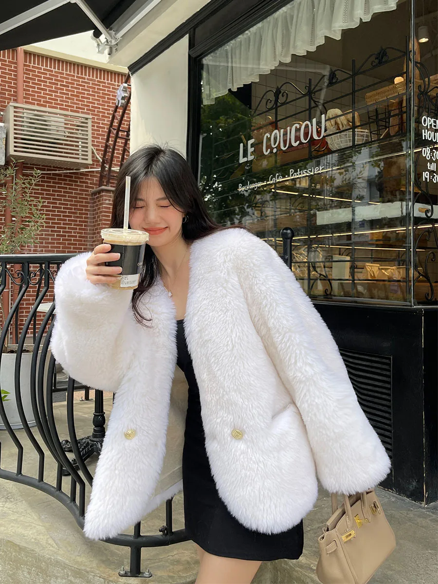 

Женская шуба из овечьей шерсти 2025: Новая осенне-зимняя теплая куртка из кожи и меха в корейском стиле с V-образным вырезом