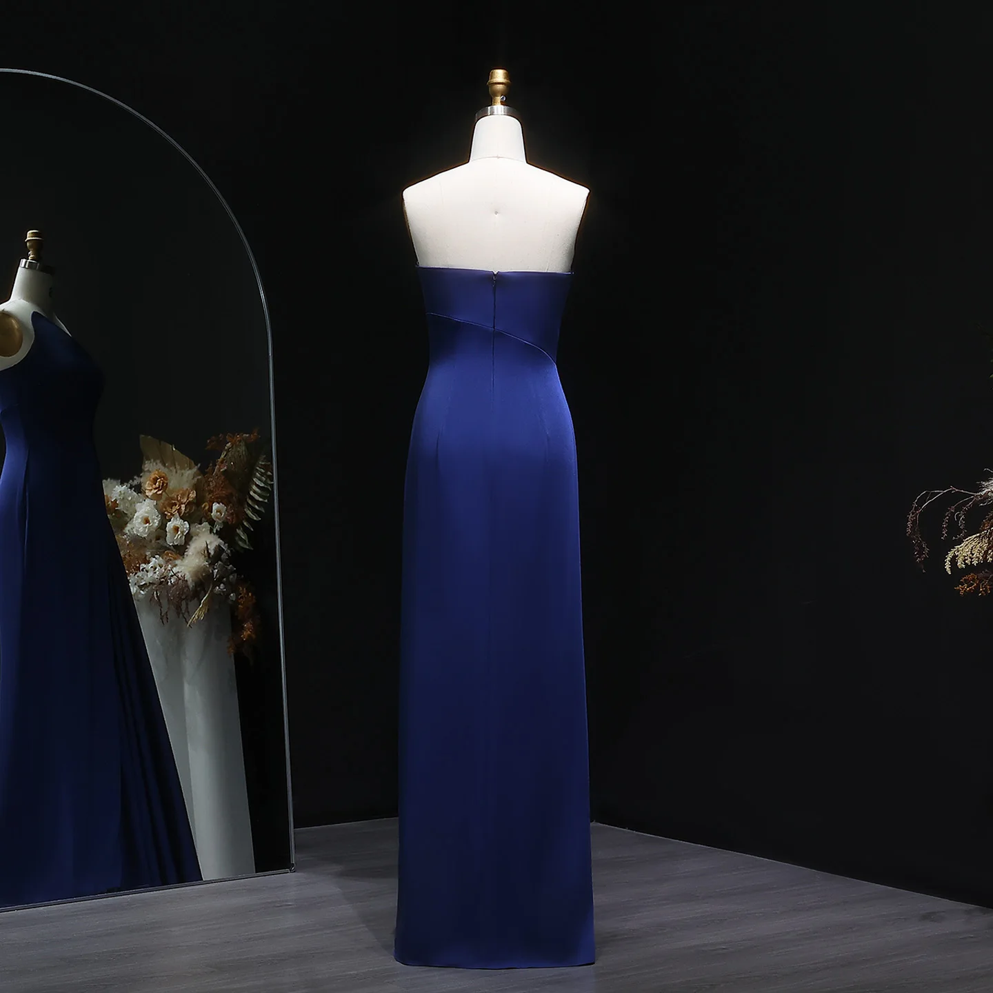 シャロンはエレガントなダークブルーのマーメイドイブニングドレス、シンプルなオフショルダーノースリーブ、女性用ウェディングパーティー2025 SF214カスタマイズと言った。