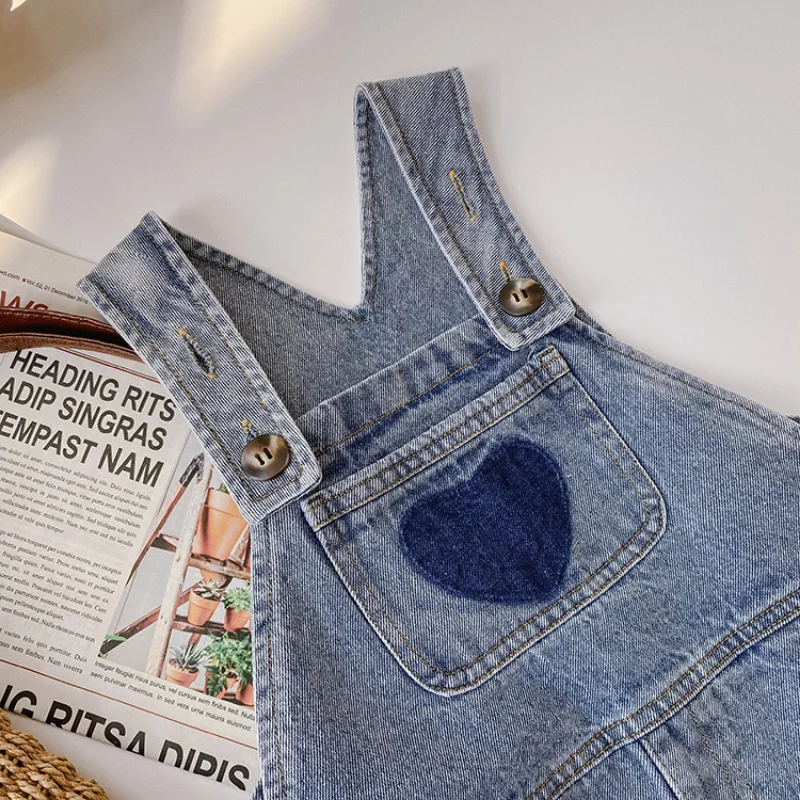 2023 primavera Ragazzi e ragazze tuta in denim stampato a cuore Pantaloni per bretelle casual larghi alla moda per bambini