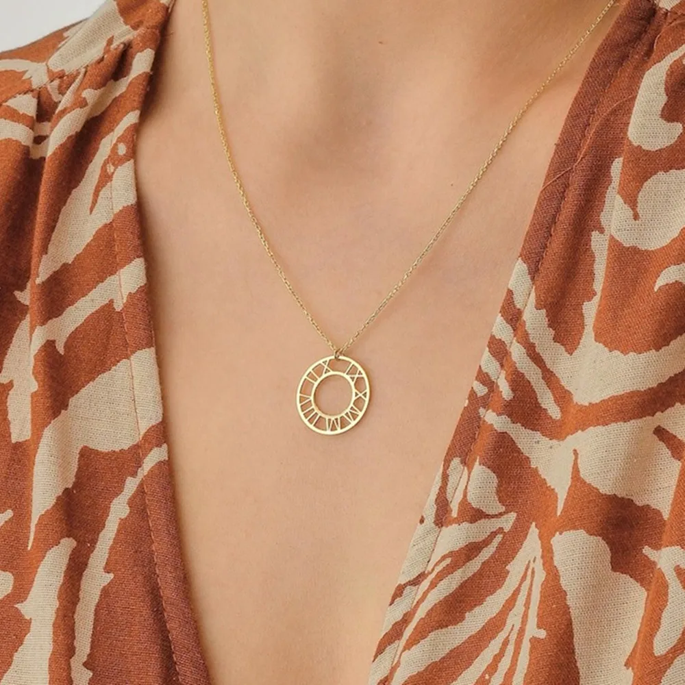 

Personalized Engrave Roma Number Necklace For Women Simple Round Pendant Necklace Wedding Anniversary Gift