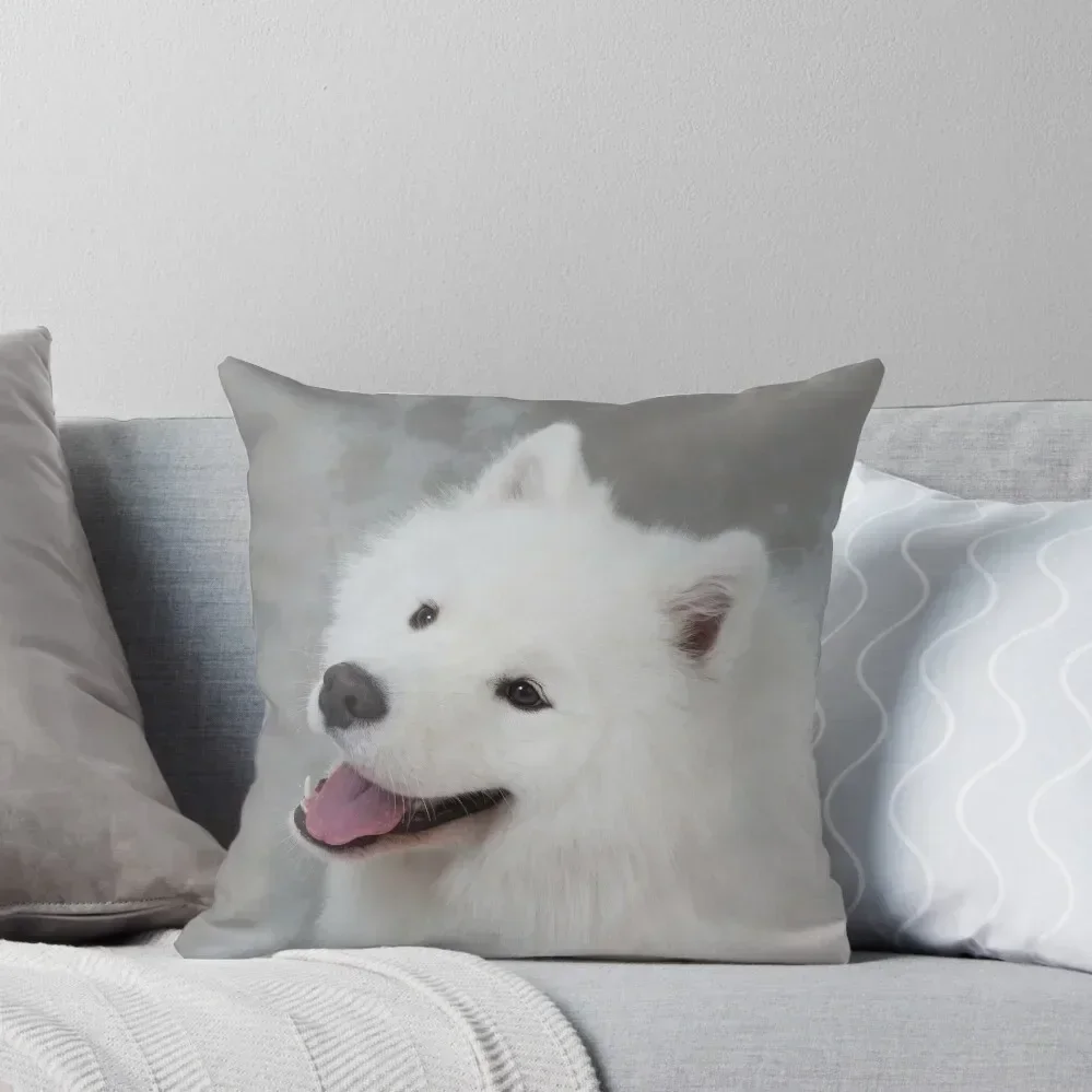 Samoyedo, sonriendo y mirando al hombro contra el fondo gris, almohada para dormir, funda de almohada decorativa