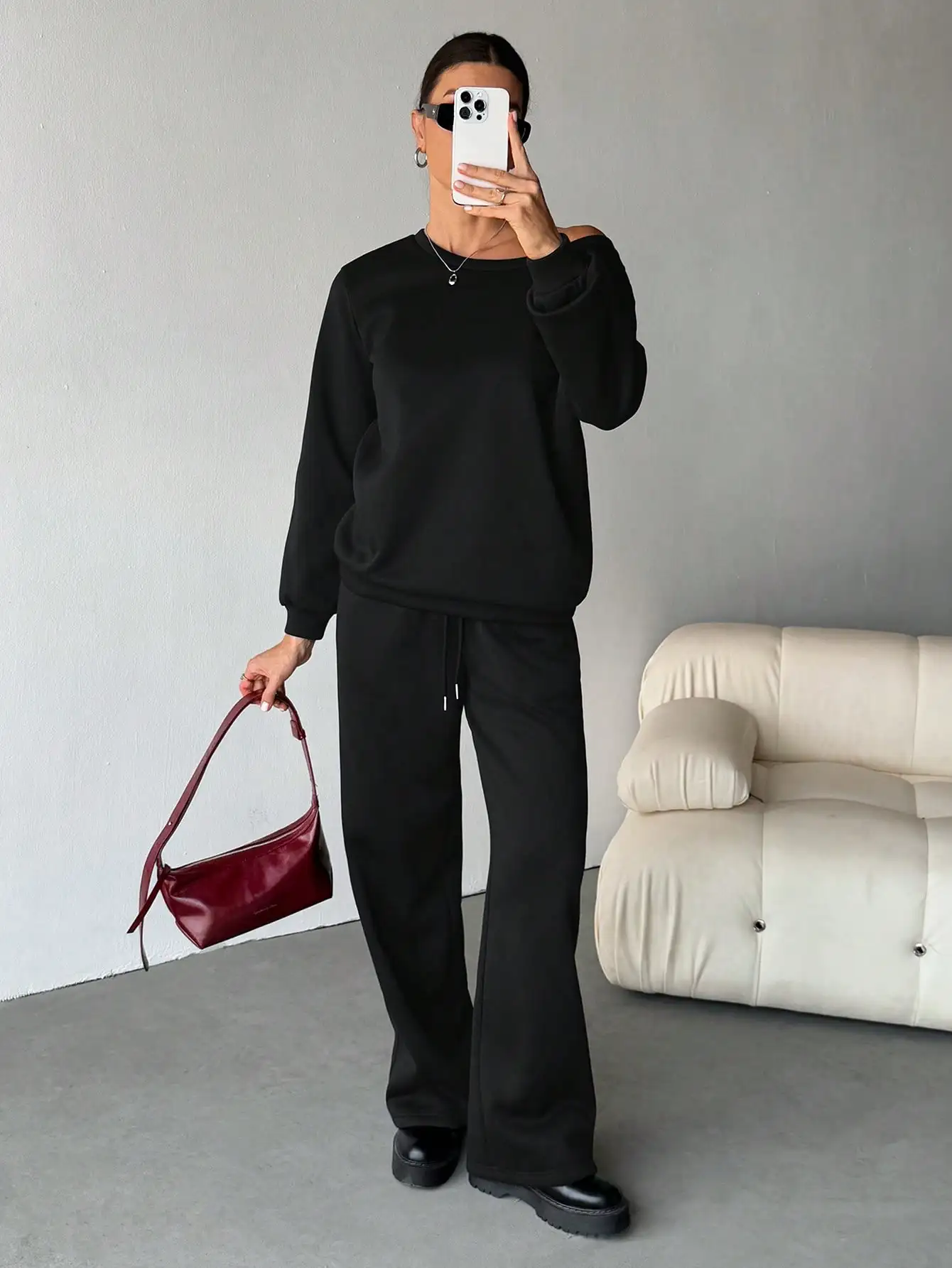 

Женский комплект: свободный свитшот с открытыми плечами и брюки с широкими штанинами, на толстой термо подкладке, для повседневной носки осенью и зимой