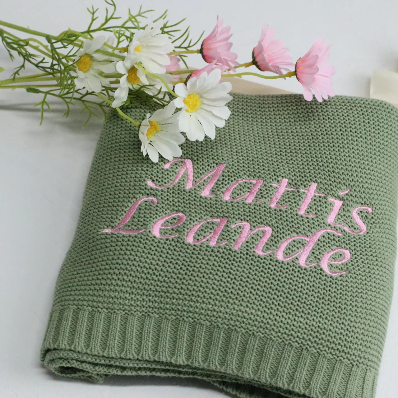 100% Baumwoll-Strickdecke für Babys, personalisierbar mit Namen, weiche, atmungsaktive Puckdecke für Säuglinge, individuelle Neugeborenen-Wickeldecke, Geschenk – Detail 11