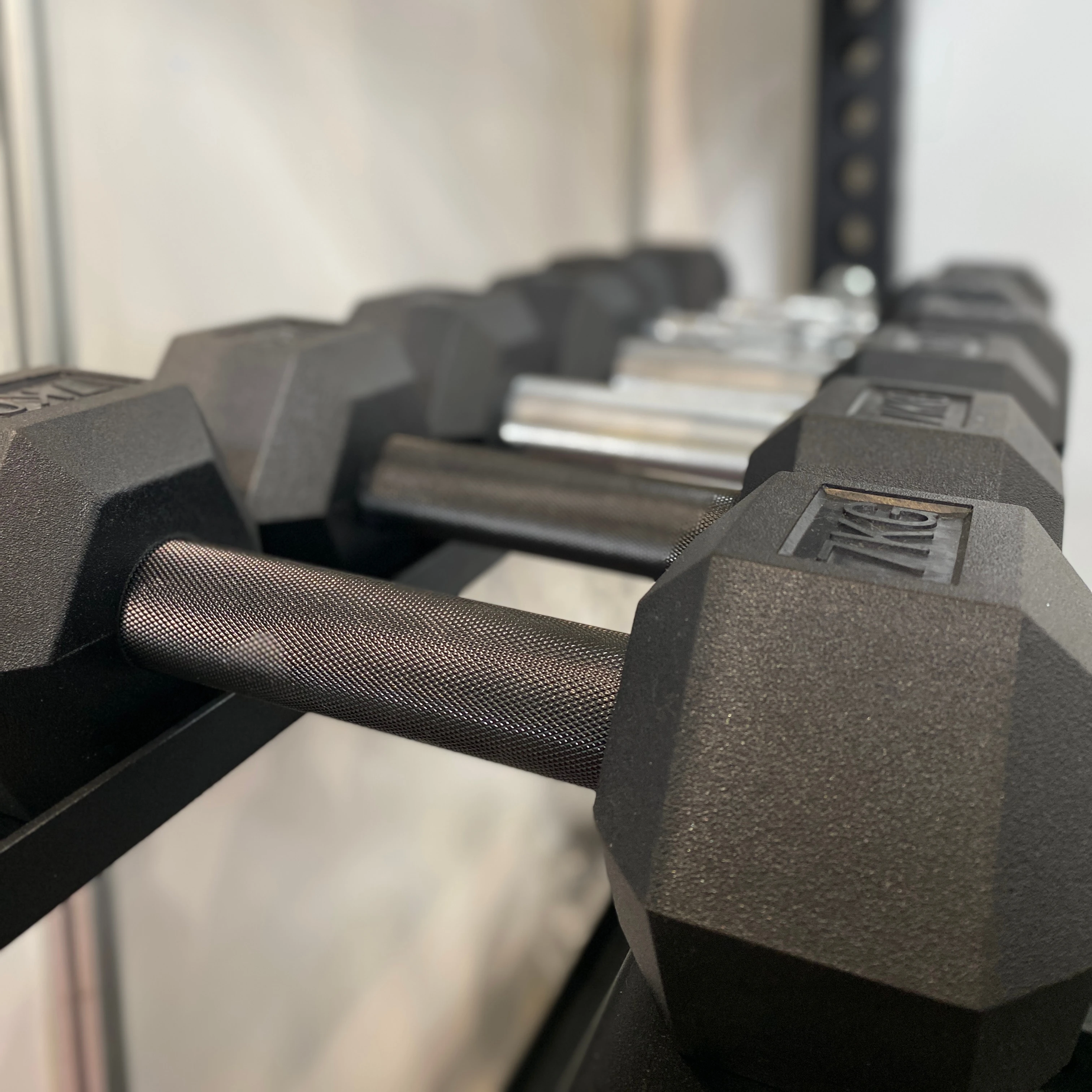 

Factory Wholesale Rubber Hex Straight Handle Cast Iron Core Body Dumbbell Pairspromote sales