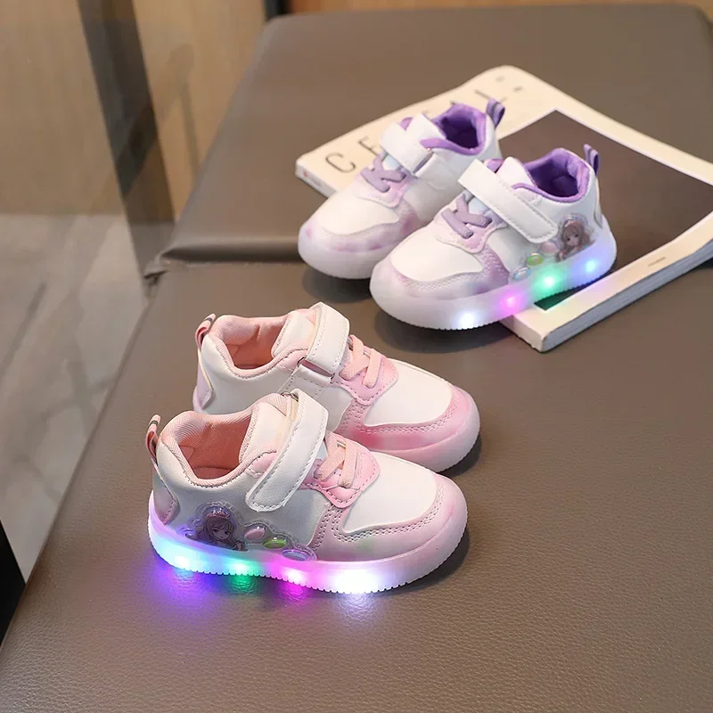 

Новинка 2024, весенне-осенние детские туфли для доски, волшебная пряжка с героями мультфильмов, светоизлучающая обувь для девочек, милая повседневная обувь