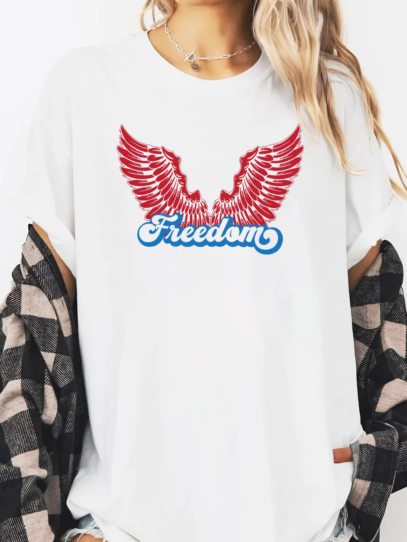 تي شيرت مطبوع عليه أجنحة الحرية لعيد الاستقلال ملابس نسائية كاجوال للاستخدام الخارجي باللون الأبيض مقاس كبير