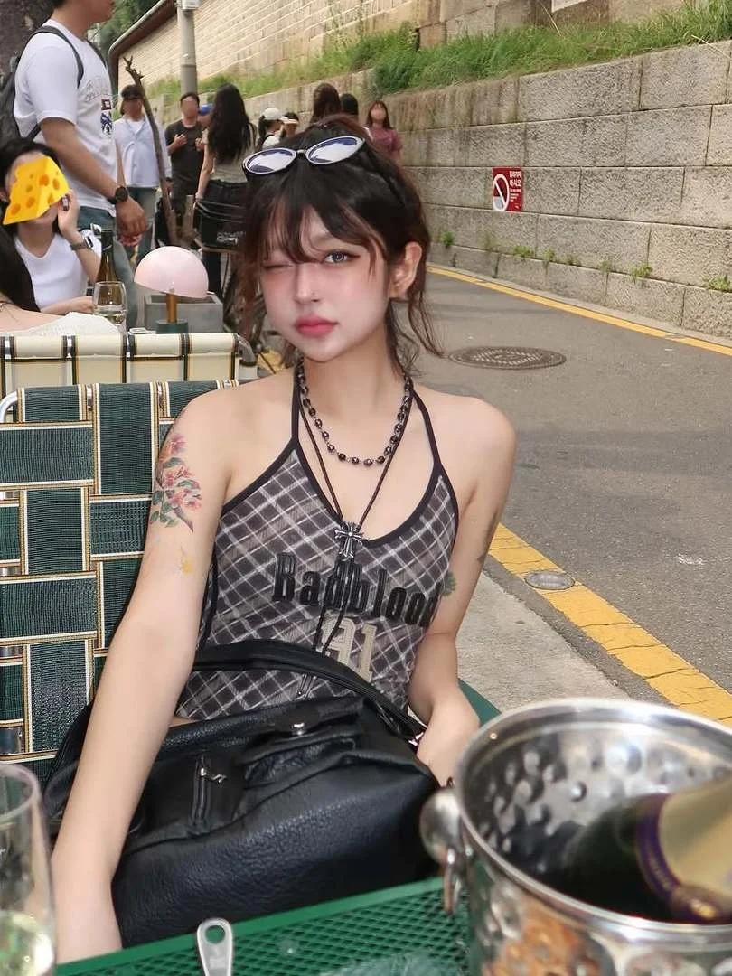 توب نسائي أمريكي الطراز مثير بتصميم شبكي وحمالات رقبة مطرزة ضيق الملائمة للجسم كاجوال يعكس الرغبة الخالصة #1