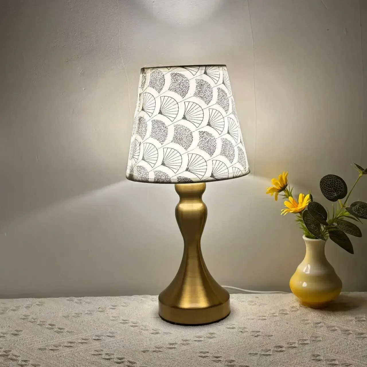 Lampu Meja Colokan USB Bagus Kamar Tidur Kap Lampu Kain Lampu Malam Peredupan Tri Warna