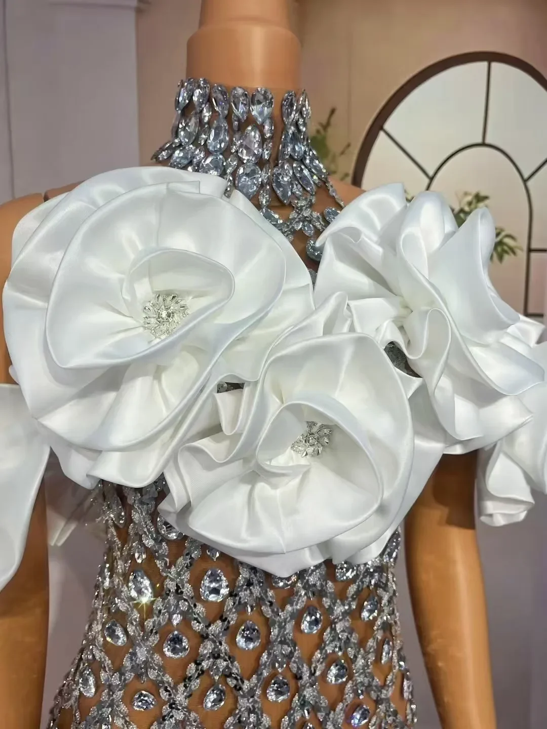 セクシーなステージビッグホワイトローズ女性エレガントなイブニングドレスキラキラシルバーラインストーン結婚式ウエディング衣装ショーレッドカーペット衣装
