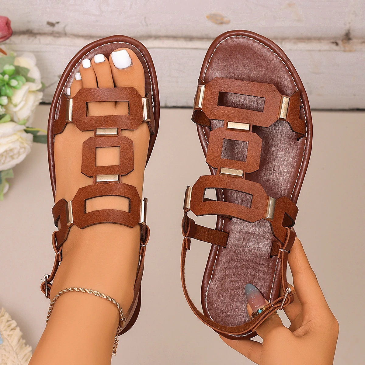 Women Sandals 2025 New Flat Casual Beach Shoes Comfortable Metal Decoration Shoes for Women Round Toe Leather Ladies Sandals