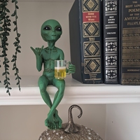 Funny Resin Alien Sculpture Drinking Beer Statue For Garden Yard Landscaping Outdoor Desktop Decoration Art Ornament Gift
