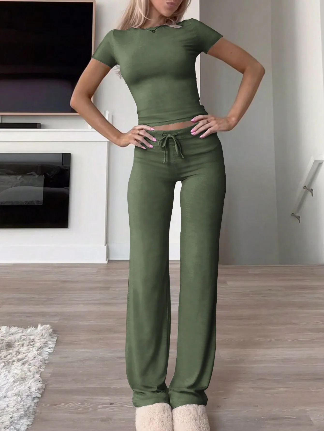 

Женский летний комплект GAOVOT из двух предметов: повседневная однотонная футболка с коротким рукавом и круглым вырезом в стиле Y2K, а также облегающие прямые брюки.