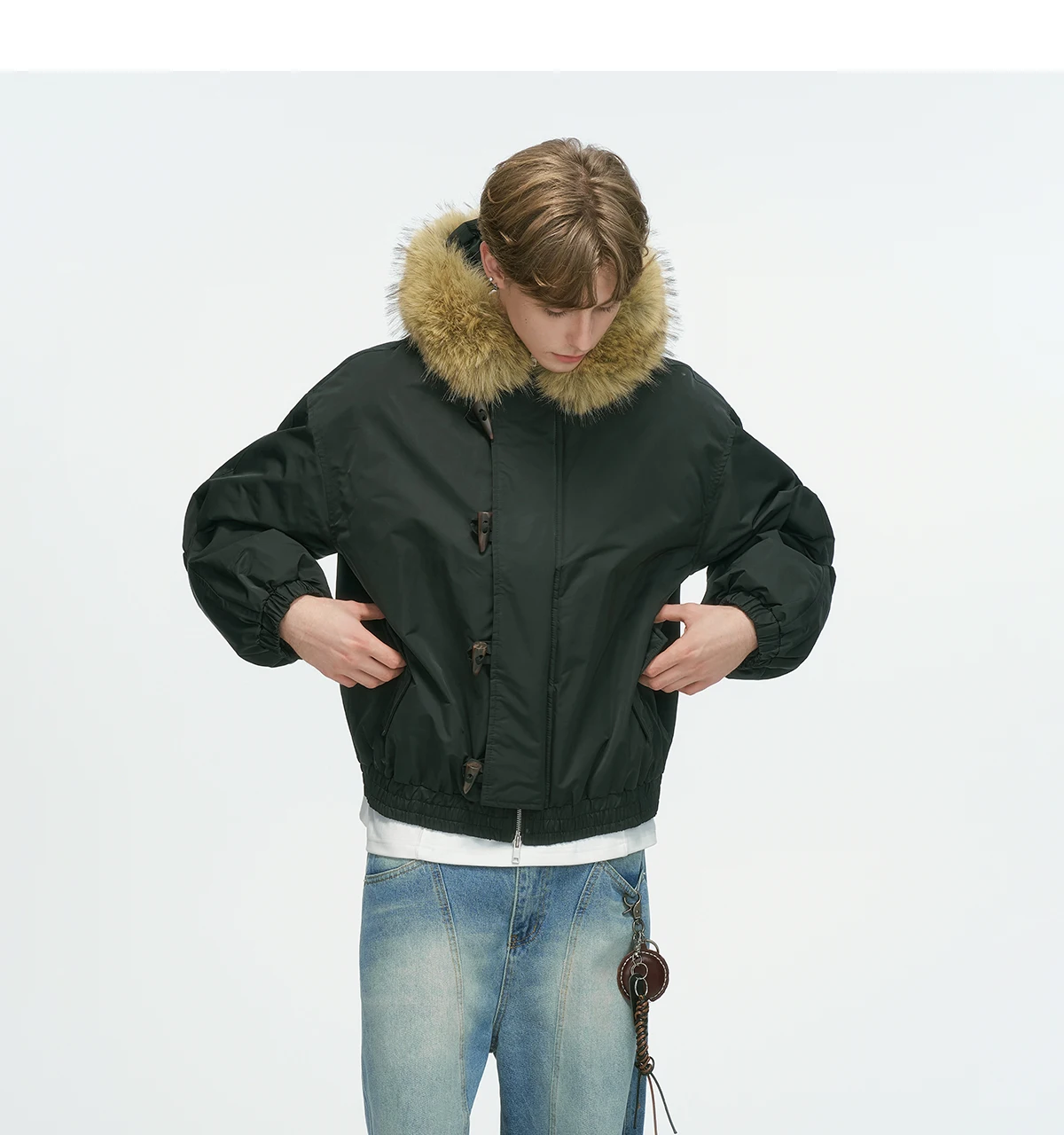 سترات بقلنسوة وياقة من الفرو الصناعي على الطراز الأمريكي على الموضة للرجال والنساء لشتاء 2025 سترات جديدة سميكة بأكمام طويلة #6