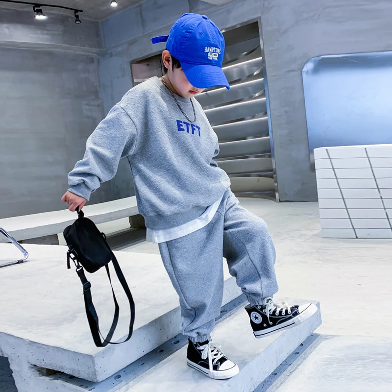 طقم سويت شيرت رياضي للخريف للأولاد 2025 نمط جديد ملابس أطفال للشارع ملابس فضفاضة ورائعة للربيع والخريف للأولاد