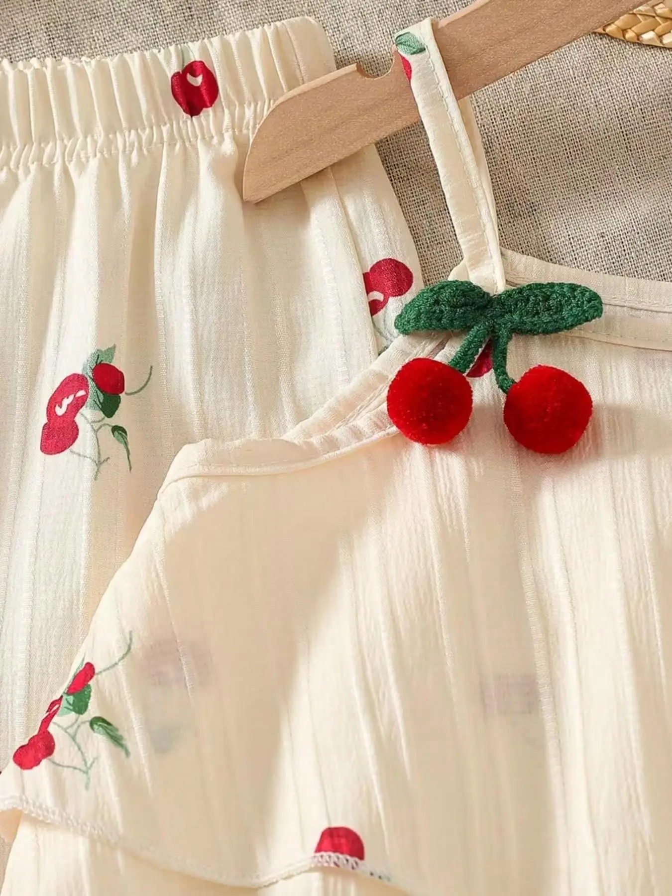Mädchen Sommer-Set mit cremefarbenem Kirsch-Print, Neckholder-Top, niedliches Blumenmuster, schmale Passform, perfekt für den Alltag, Schule, Familienausflüge, Parkspaziergänge. – Detail 5