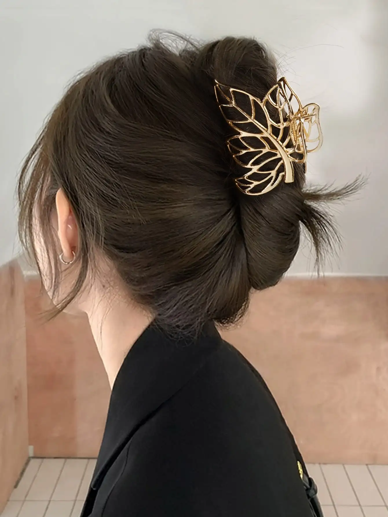 

1pc Medium Size Hollow Out Leaf Shape Metal Hair Claw Clip, Colorful Leaves Design, Practical Ponytail Holder Street Hair Clips Hair Jaw Clip Hair Clamps Hair Clutch Hair Catcher Clip, School Stuff, College Fall Winter Hair Accessories For Women For Vacat