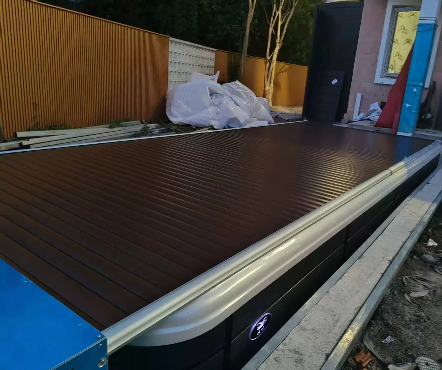 Electric Rolling Shutter Lifting Movable Insulated Pool Cover with Air Source Thermostat, Mobile Sunroom