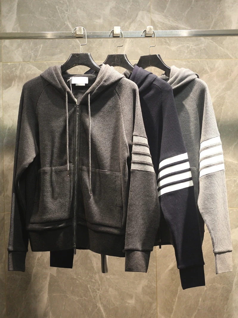 

Высококачественная демисезонная толстовка-худи (26SS) для мужчин и женщин: модная спортивная одежда с узором «четыре полосы» и вафельным плетением, верхняя одежда